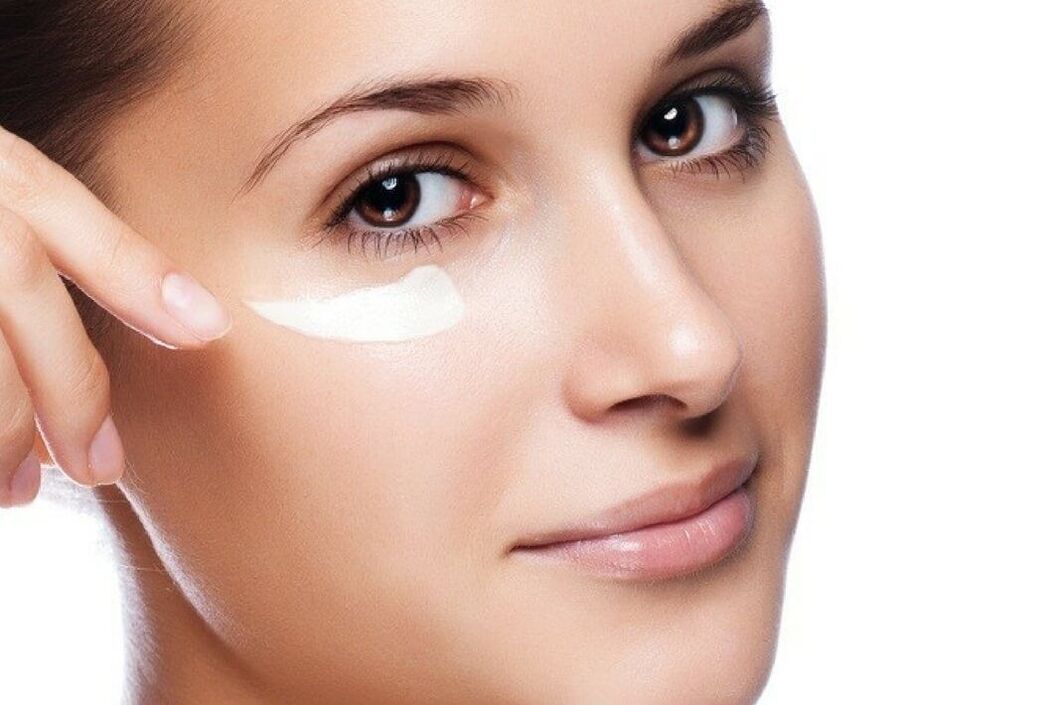 Ako omladiť pokožku okolo očí